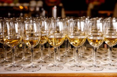 Gözlüklü beyaz şarap sıraları.