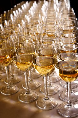 Gözlüklü beyaz şarap sıraları.