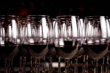 kırmızı şarap bardakta.