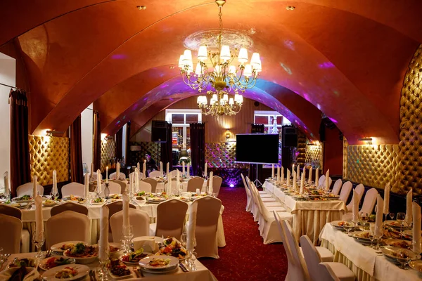 Kırmızı salon ziyafet için hazır.