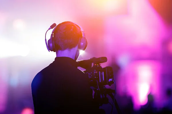 Olay yerinde kameraman vardı. Mor arkaplan