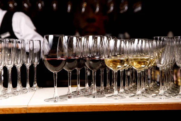 Ligne Verres Avec Vin Rouge Blanc Sur Restauration Événementielle — Photo