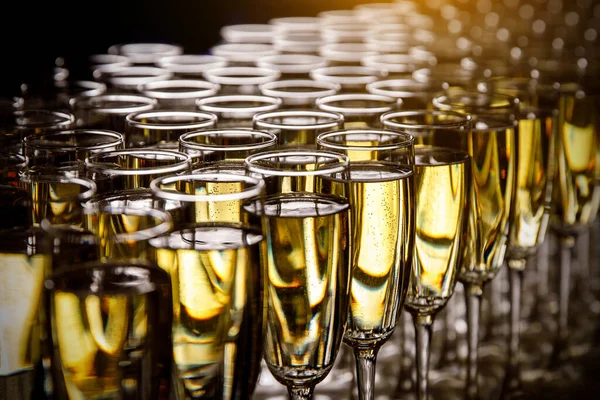 Şampanya Ile Bardaklar Arka Işık — Stok fotoğraf