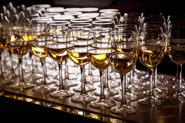 Witte Wijn Glazen Achterlicht — Stockfoto