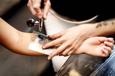 Geçici dövme uygulaması