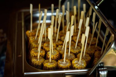 Çubukta kavrulmuş mısır.