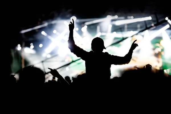 Silhouette Fille Avec Les Mains Levées Sur Concert Musique — Photo