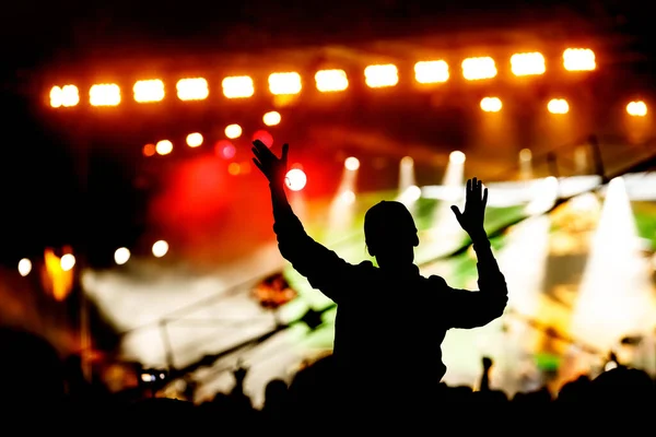 Σιλουέτα Ενός Άντρα Σηκωμένα Χέρια Συναυλία Πλήθος Στη Μουσική Παράσταση — Φωτογραφία Αρχείου