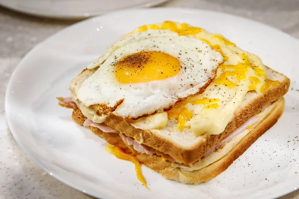 Sanduíche Com Ovos Mexidos Placa Branca Café Manhã — Fotografia de Stock