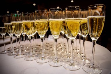 Bir sürü kadehte şampanya..
