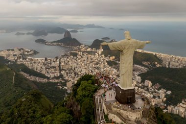 Rio de Janeiro, Brezilya - 21.11.2019: Rio de Janeiro 'nun İsa' nın Kurtarıcısı heykeli ile hava manzarası.