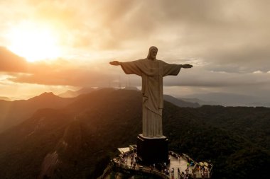Rio de Janeiro, Brezilya - 21.11.2019: Günbatımında İsa 'nın diriliş heykelinin havadan görünüşü