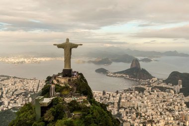 Rio de Janeiro, Brezilya - 21.11.2019: Rio de Janeiro 'nun İsa' nın Kurtarıcısı heykeli ile hava manzarası.