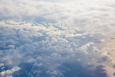 Uçaktan mavi gökyüzü. Bulutların üzerine bak