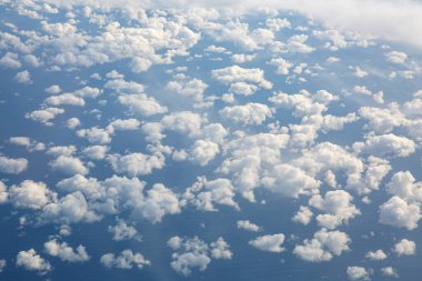Uçaktan mavi gökyüzü. Bulutların üzerine bak