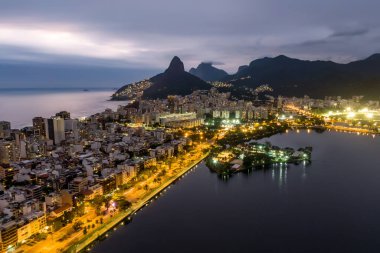 Rio de Janeiro 'nun seçkin Lagoa bölgesi. İHA 'dan gece görüntüsü