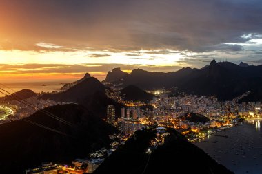 Rio De Janeiro 'nun panoramik manzarası, Brezilya manzarası, Günbatımında Corcovado Dağı
