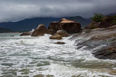 Okyanus kenarındaki dev kayalar.