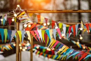 Tatil için çok sayıda üçgen bayrak