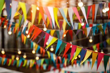 Tatil bayraklarının geçmişi. Birçok renkli bayrak ve fener.