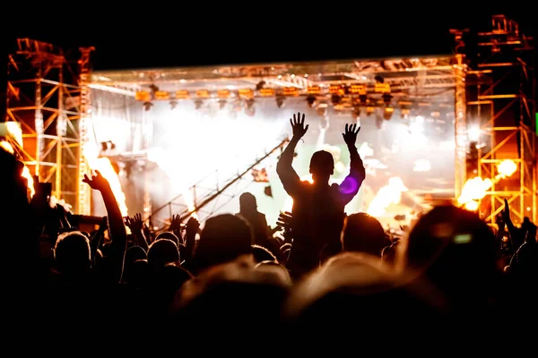 Siluetas Personas Con Las Manos Levantadas Concierto Luz Escenario — Foto de Stock