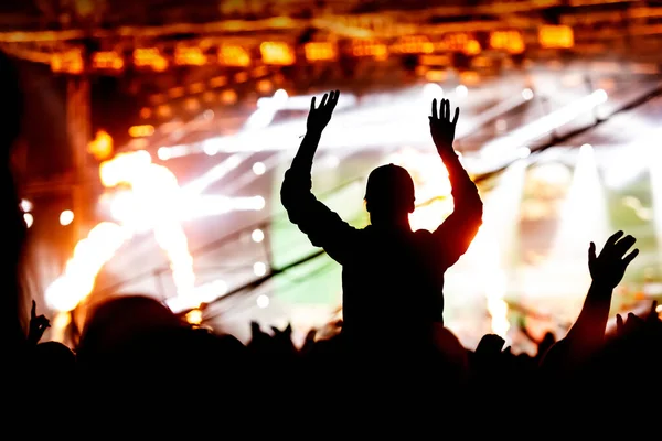 群集コンサートのシルエット ショーの音楽ファン — ストック写真