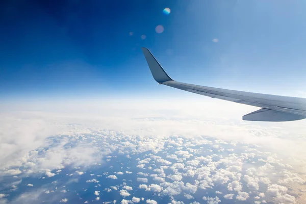 Ala Avião Céu Acima Das Nuvens Azuis — Fotografia de Stock