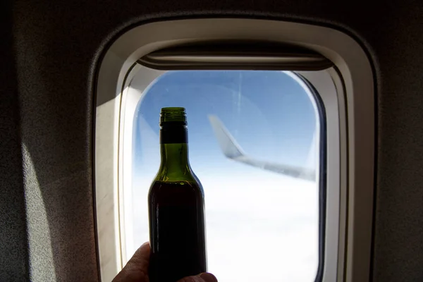Butelka Wina Naprzeciwko Otworu Alkohol Samolocie — Zdjęcie stockowe