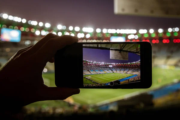 Použití Smartphonu Fotbalovém Stadionu — Stock fotografie