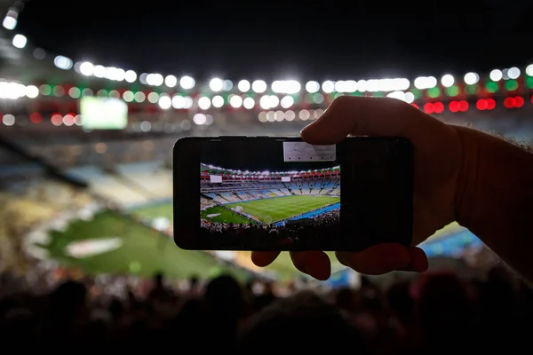 Usando Smartphone Estádio Futebol — Fotografia de Stock
