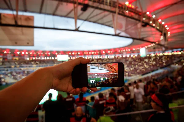 Utiliser Smartphone Sur Grand Stade Sport — Photo