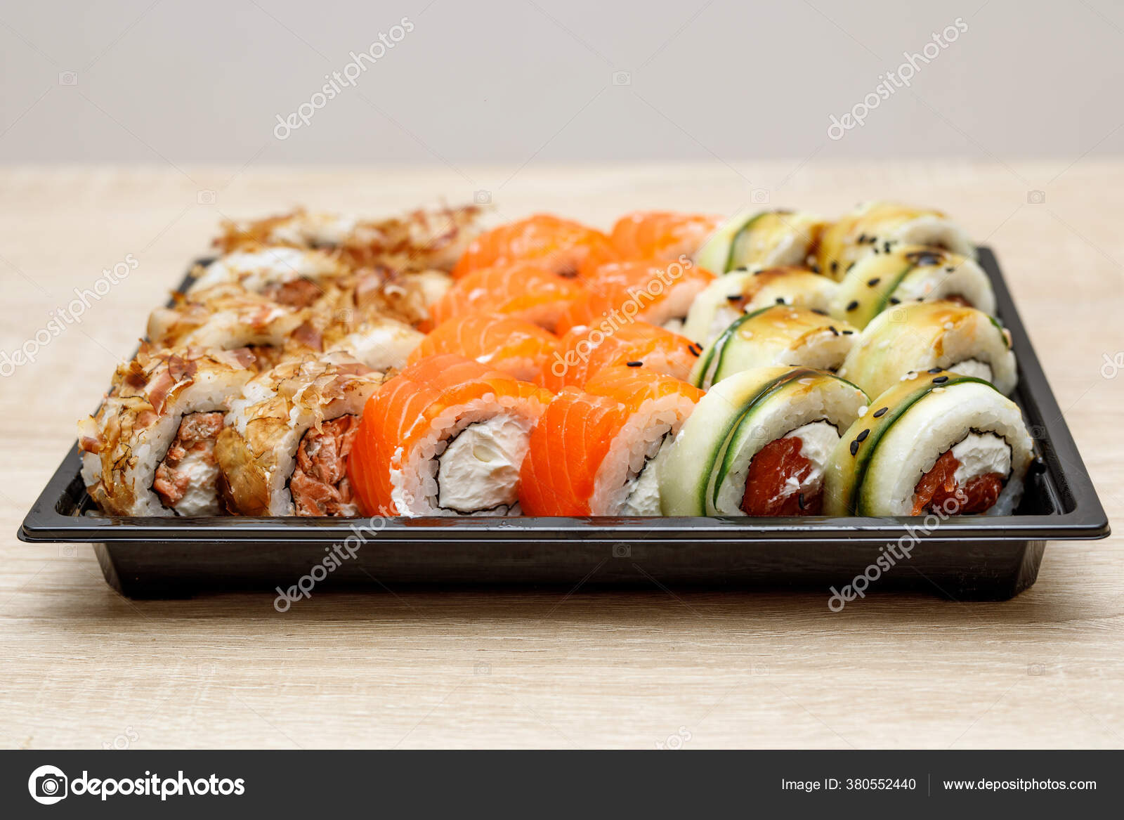 Livraison Domicile Sushis Dans Une Boîte Plastique — Photographie Livraison Domicile Sushis Dans Une Boîte Plastique — Photographie