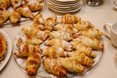 Öğlen çayına bir tabak simit.