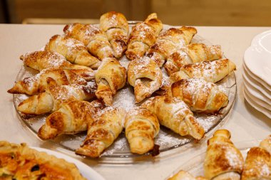 Öğlen çayına bir tabak simit.