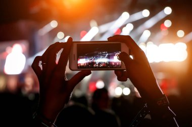Bir müzik gösterisinde cep telefonu elinde. Akıllı telefon kavramını kullanarak.