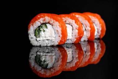 Philadelphia Sushi Roll siyah arka planda yansımalı
