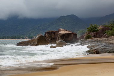 Kıyıdaki dev taşlar. Fırtına gökyüzü