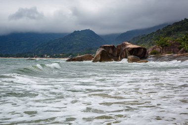 Kıyıdaki dev taşlar. Fırtına gökyüzü