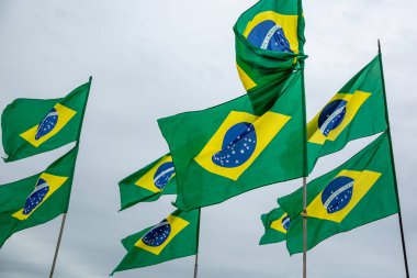 Bulutlu arka planda Brezilya bayrakları