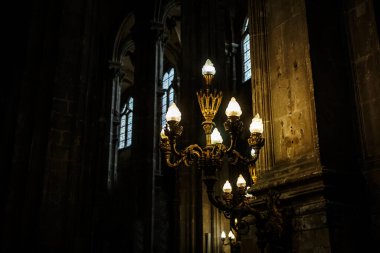 Ateşe karşı korunmak için yapay elektronik mumlar için şamdan. Ortaçağ iç mimarisi