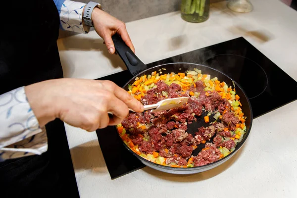 Cozinhar Recheio Para Lasanha Cozinhar Fritar Carne Picada Com Legumes — Fotografia de Stock