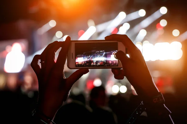 Cellulare Mano Uno Spettacolo Musicale Utilizzando Concetto Smartphone — Foto Stock