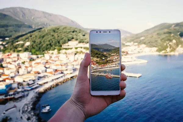 旅行中にスマートフォンをモバイルカメラとして使用します 画面上の観光都市ポート — ストック写真