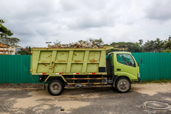 Çöp dolu yeşil bir kamyon.
