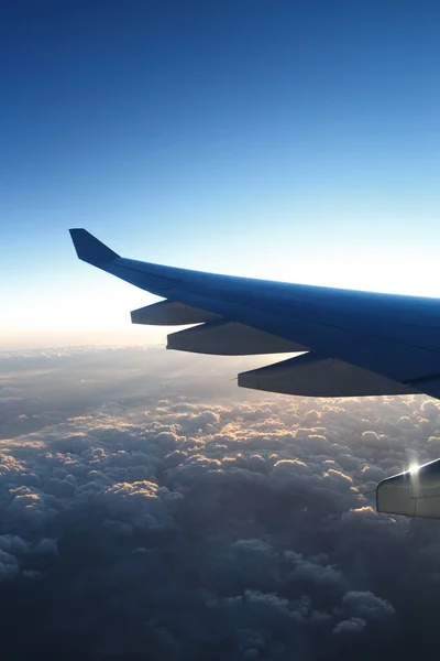 Vliegtuigvleugel Boven Wolken Bij Zonsondergang — Stockfoto