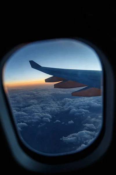 Vliegtuigvleugel Patrijspoort Boven Wolken Bij Zonsondergang — Stockfoto
