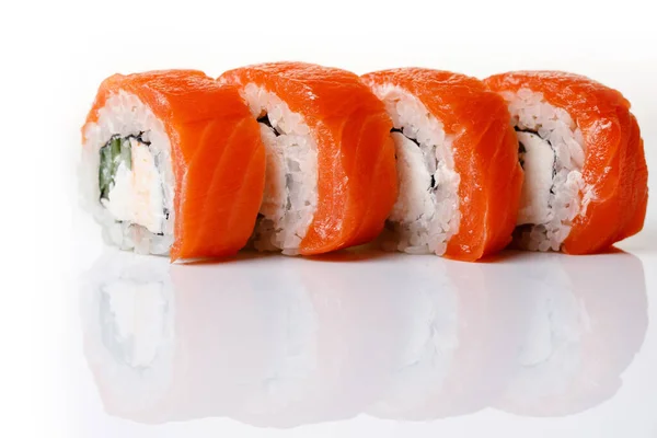 Filadelfia Sushi Roll Uno Sfondo Bianco Isolato Con Riflessione — Foto Stock