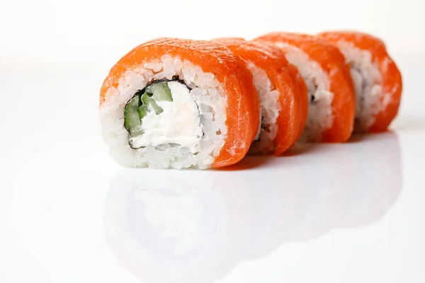 Filadelfia Sushi Roll Uno Sfondo Bianco Isolato Con Riflessione — Foto Stock