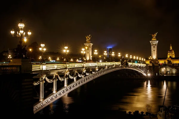 フランスのパリで雨の秋の日にアレクサンドル3世の橋 — ストック写真