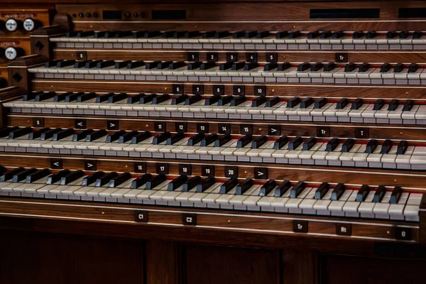 Många Nycklar Stor Gammal Brun Kyrka Orgel — Stockfoto